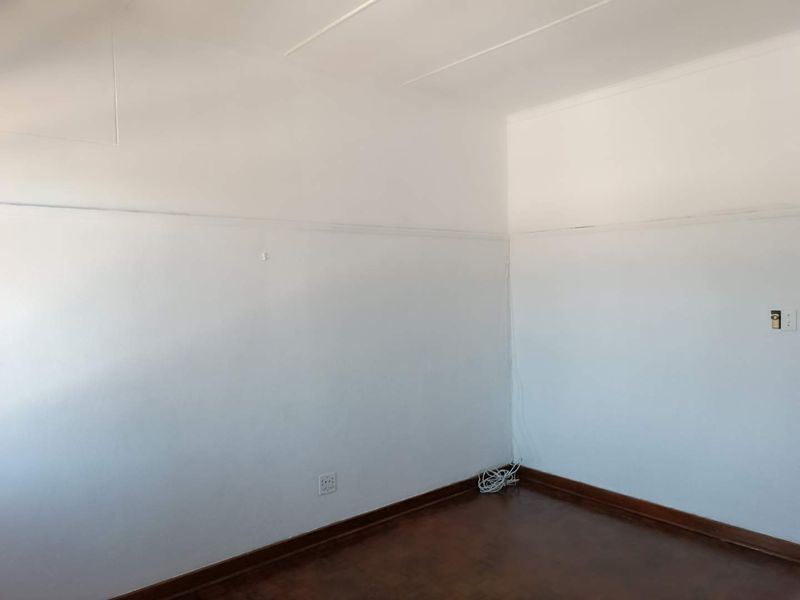 Prime Top-Floor Apartment in Secure Alexandra Road Complex, Scottsville - Photo 5