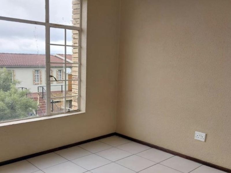 Secure & Serene Living: 2-Bedroom Apartment in Honeydew - Photo 3