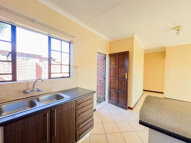 2 Bedroom Simplex With A Private Garden - Photo 5