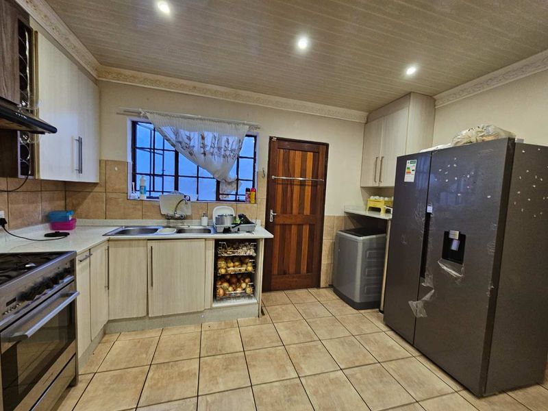 3 bedroom house in the heart of Theresapark - Photo 5