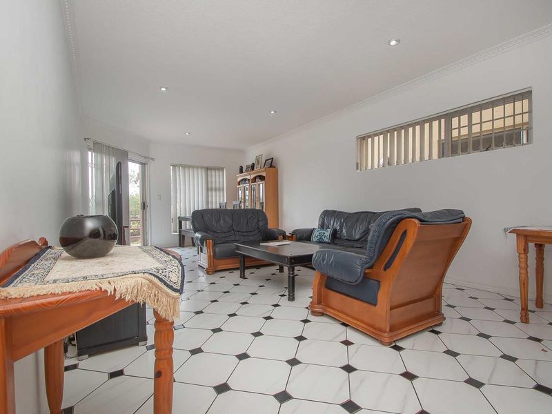 Secure Upmarket Apartment Living with Gorgeous Space. - Photo 3