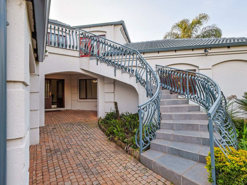 Modern 4 Bedroom Family Home for Rent in a Prestigious Security Estate - Photo 4