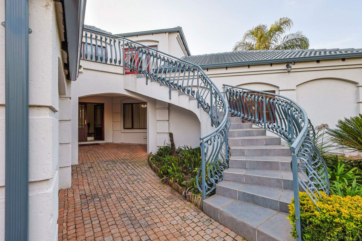 Modern 4 Bedroom Family Home for Rent in a Prestigious Security Estate - Photo 4