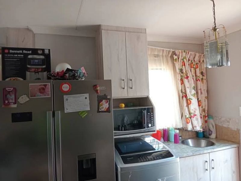 2 Bedroom, 1 Bathroom House for Sale in Lotus Gardens - Photo 4