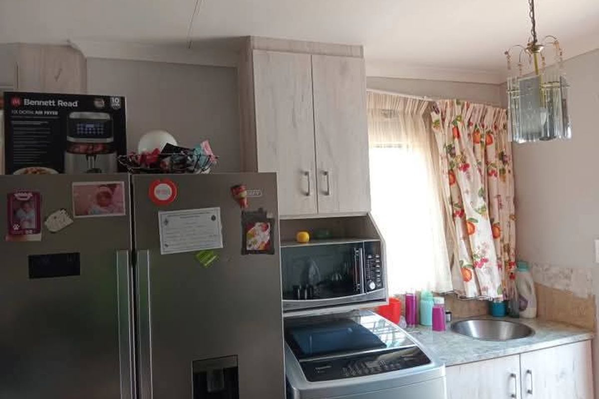 2 Bedroom, 1 Bathroom House for Sale in Lotus Gardens - Photo 4