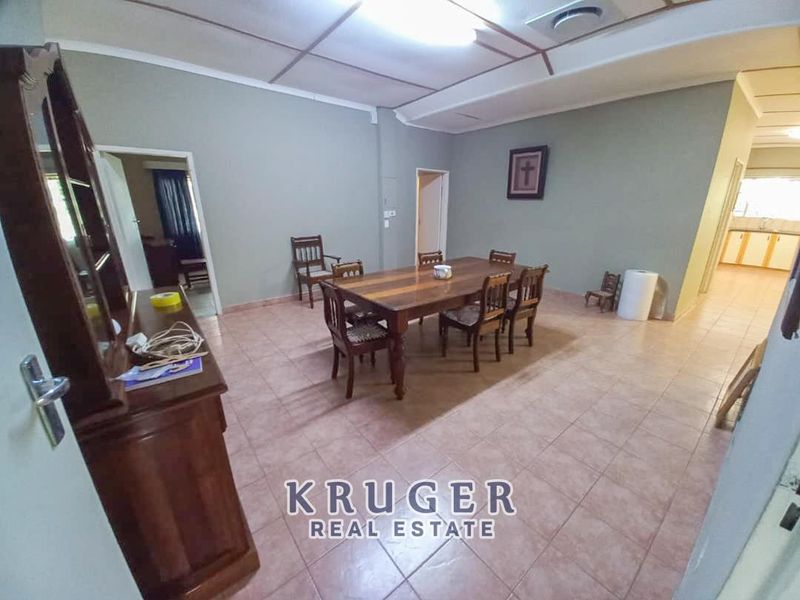 Spacious family home with FLATS situated close to town! - Photo 6