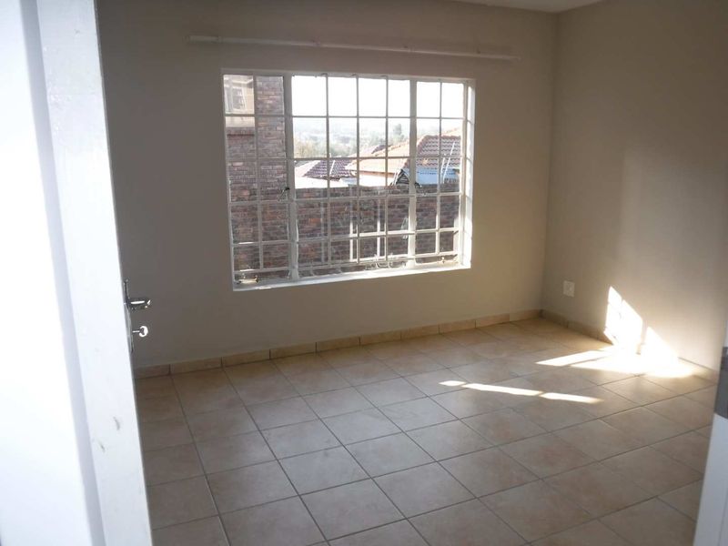 Comfortable 2-Bedroom Apartment with Covered Parking Spot - Photo 8