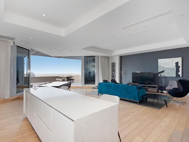 Penthouse Perfection: Breathtaking Views- Elegant Urban Retreat with Panoramic Table Mountain and Ocean Views - Photo 6