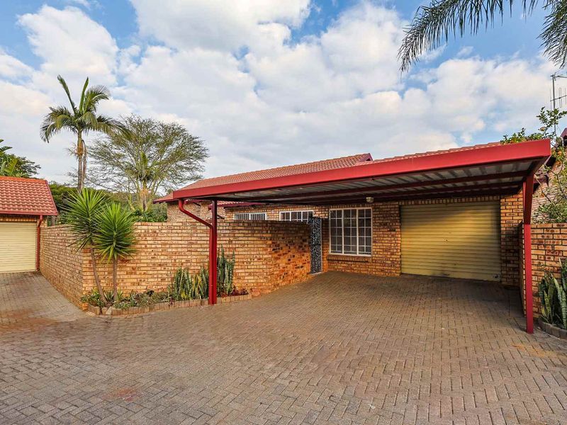 Spacious 2 Bedroom Townhouse with Large Private Garden in Faerie Glen - Photo 2