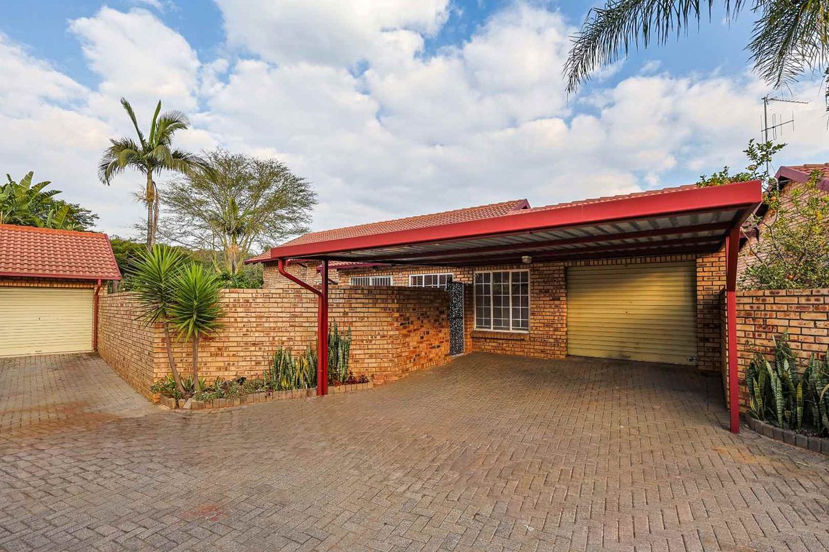Spacious 2 Bedroom Townhouse with Large Private Garden in Faerie Glen - Photo 2