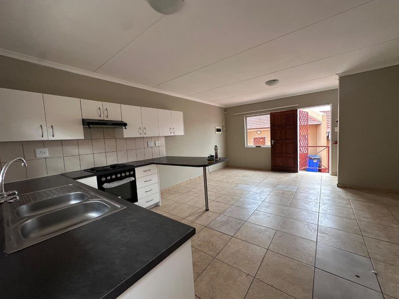 Townhouse For Sale Khomasdal Peneyambeko - Photo 5