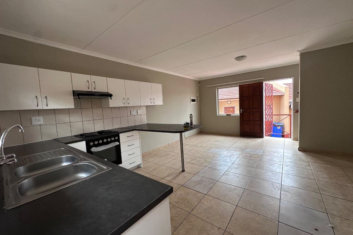 Townhouse For Sale Khomasdal Peneyambeko - Photo 5