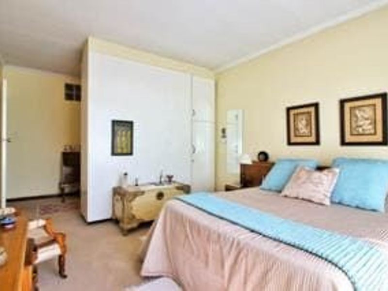 Spacious Duplex Living with Garden, Pool & Unique Lift Feature – Pet Friendly! - Photo 8