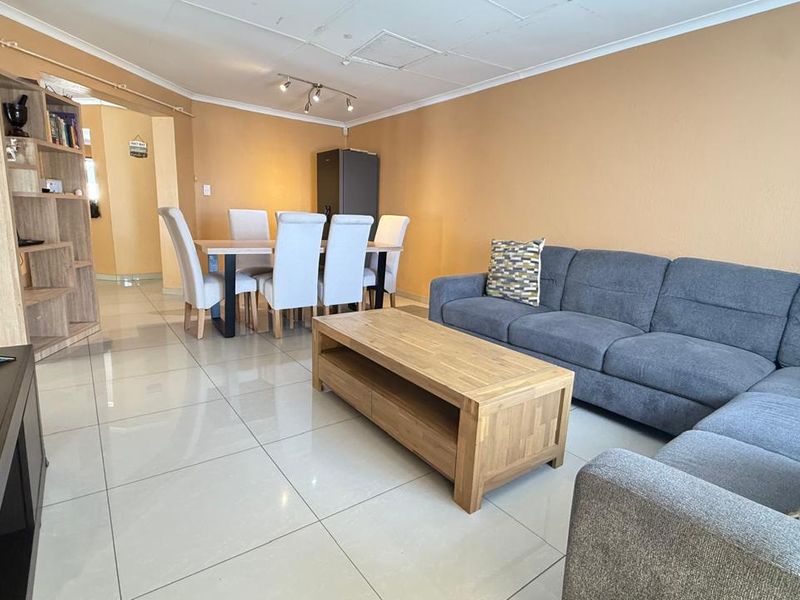 Lovely Home in Quiet and Secure Estate - Photo 5