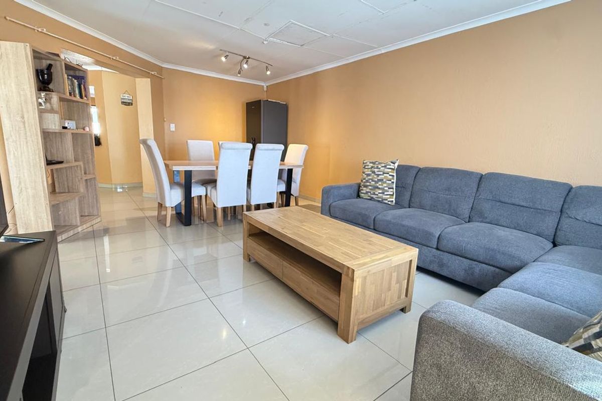 Lovely Home in Quiet and Secure Estate - Photo 5
