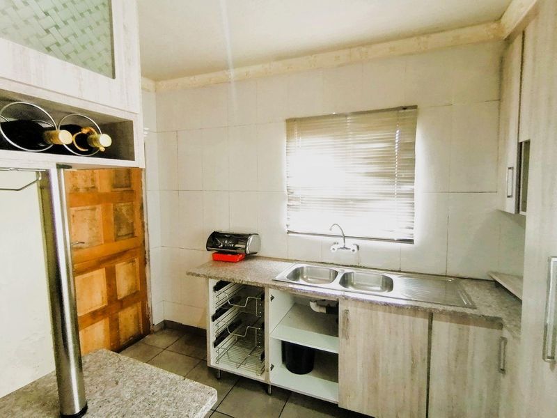 Beautifully presented Three-Bedroom, Two-Bathroom Home - Photo 5