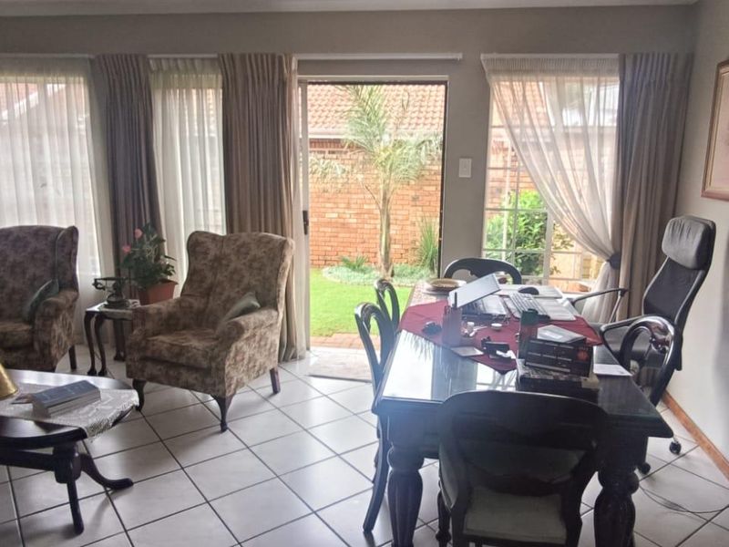 BEAUTIFUL TOWNHOUSE FOR SALE IN SECURE COMPLEX!!!! - Photo 7