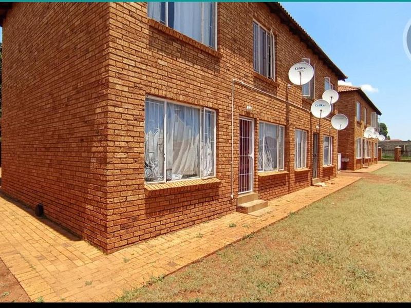 Charming Family Home with Ample space and Ideal Location - Photo 4