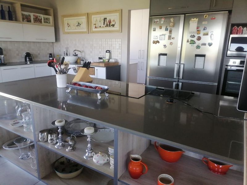 Modern Hillside Luxury with Panoramic Views in Erospark, Windhoek - Photo 8