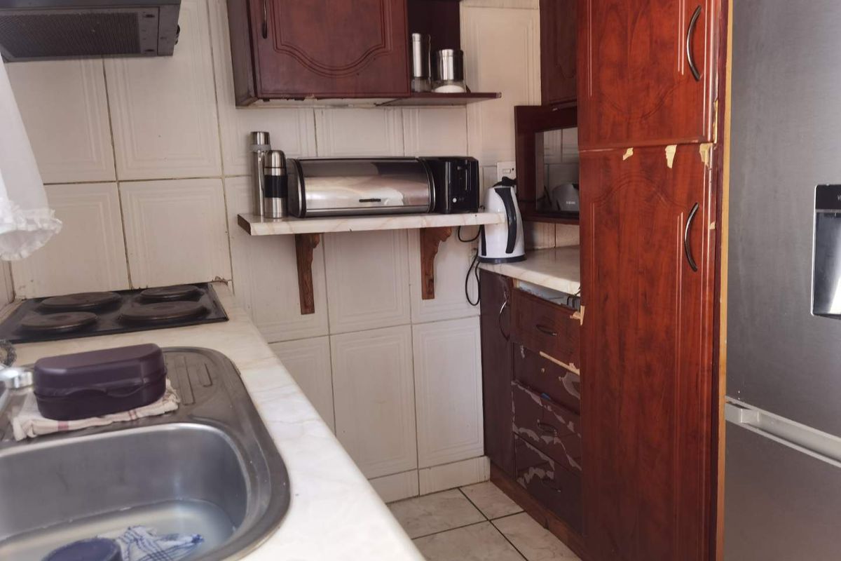Large family home in Hospital view - Photo 4
