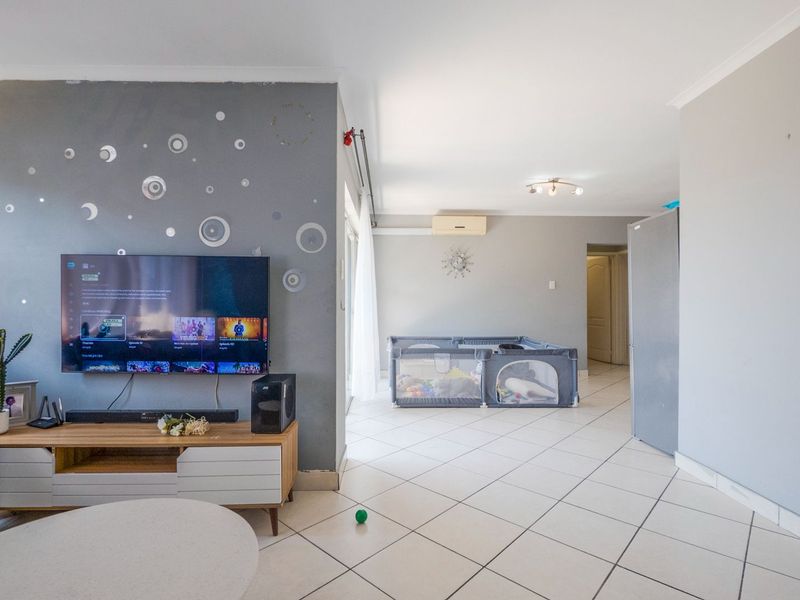 Spacious modern unit with open balcony - Photo 3