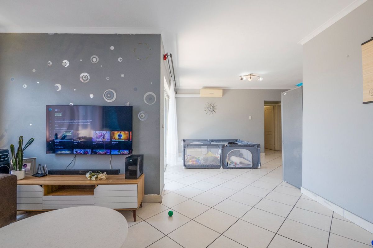 Spacious modern unit with open balcony - Photo 3