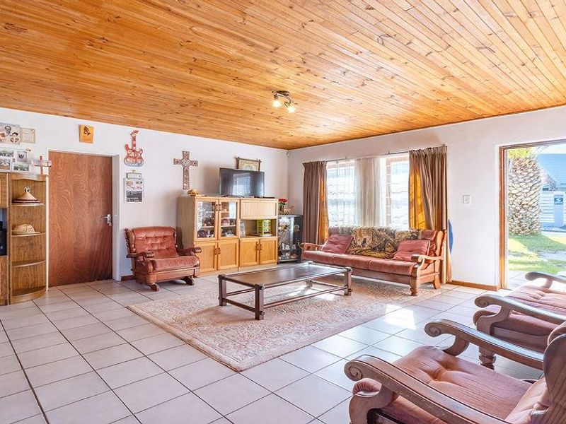 Seaside Bliss: Your Dream Holiday Home Awaits! - Photo 3