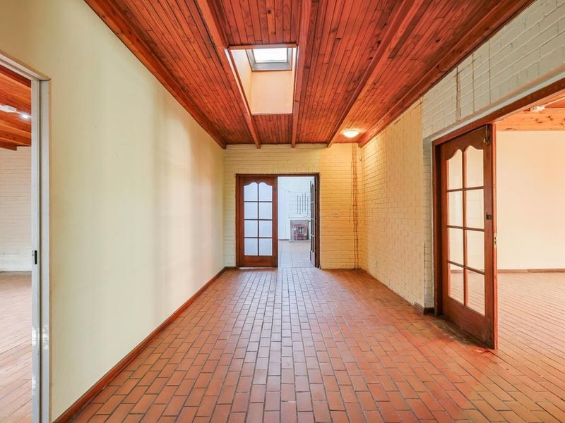 Expansive 9-Bedroom Property on a Generous 1887sqm Lot - Photo 6