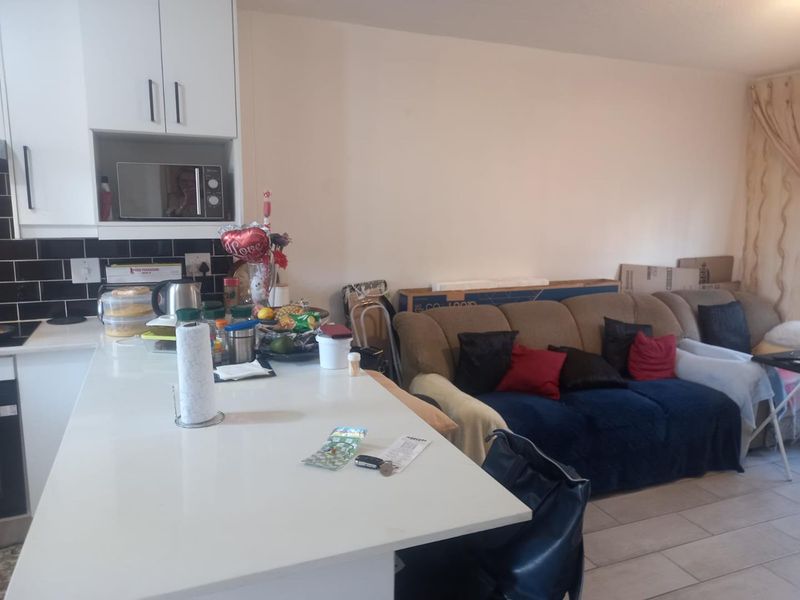 Lovely 1 bedroom apartment in Weltevreden Park. - Photo 4