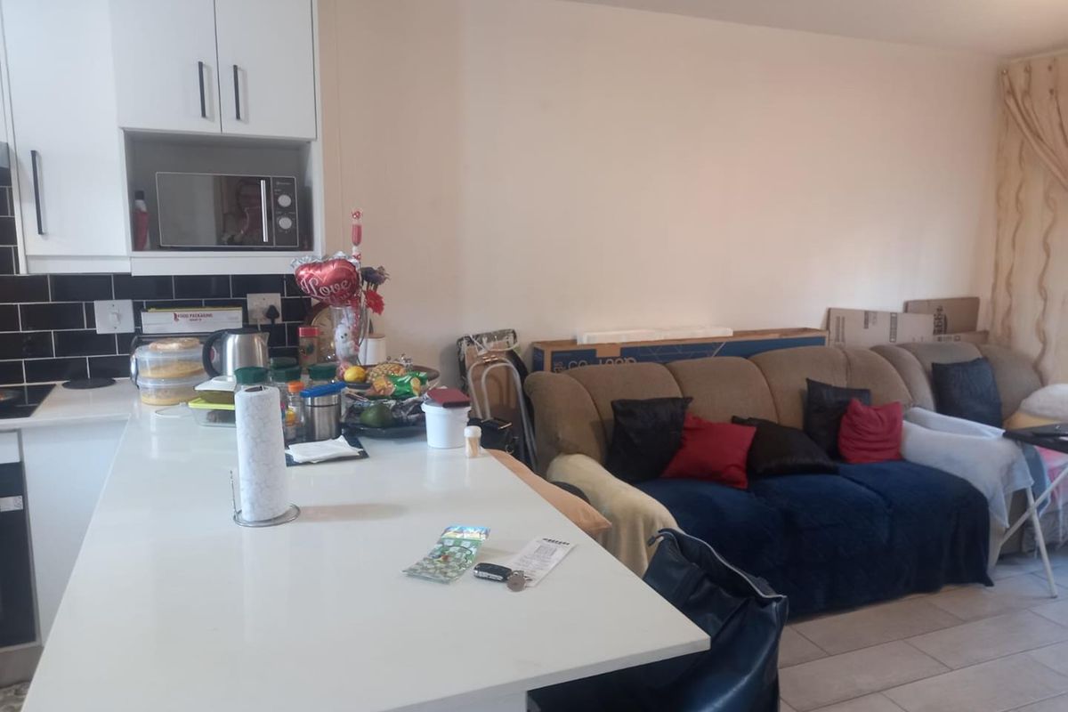 Lovely 1 bedroom apartment in Weltevreden Park. - Photo 4