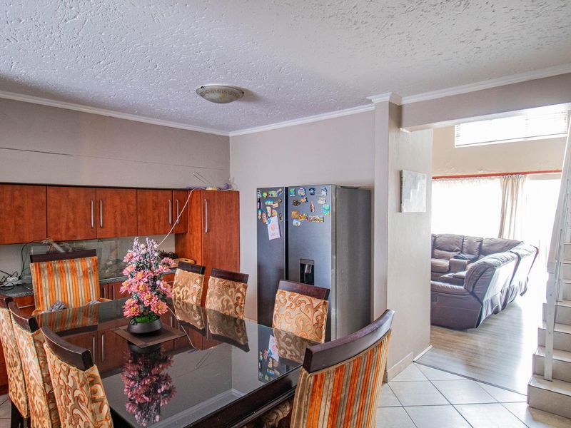 Luxurious Comfort: Spacious Bedrooms & Inviting Lounge! - Photo 7