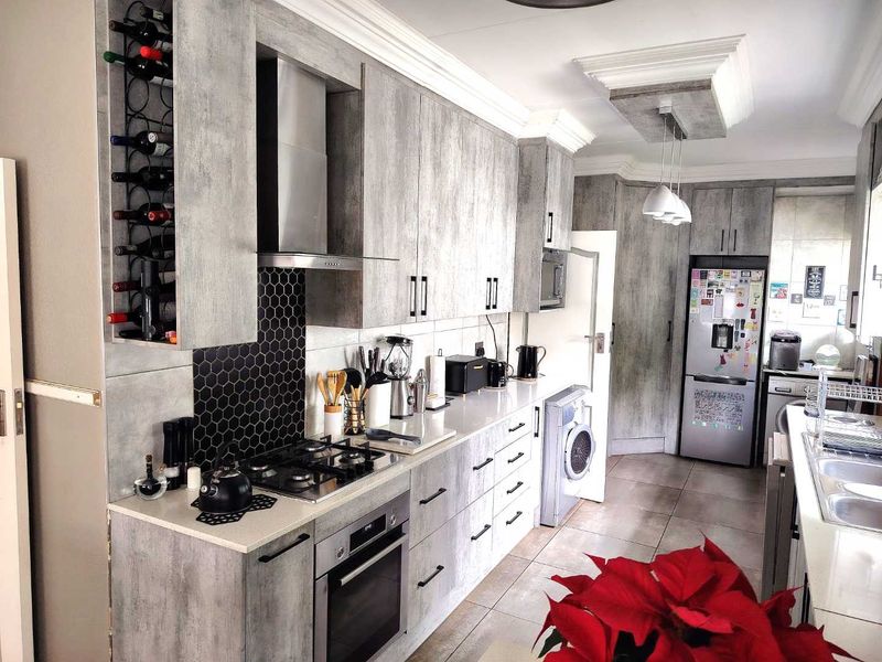 Beautiful Facebrick Family Home in Sought-After Pomona, Kempton Park - Photo 7