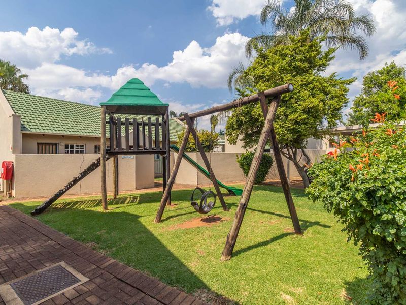 Live the Dream, Perfect Location and very sought after -Modern Family Home in upmarket Little Falls Awaits you. - Photo 6
