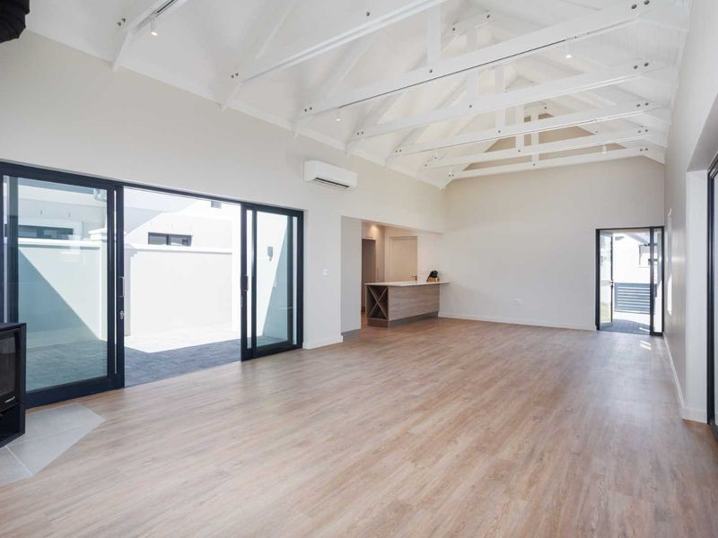 A Thoughtfully Designed Home in Val de Vie Evergreen - Photo 2