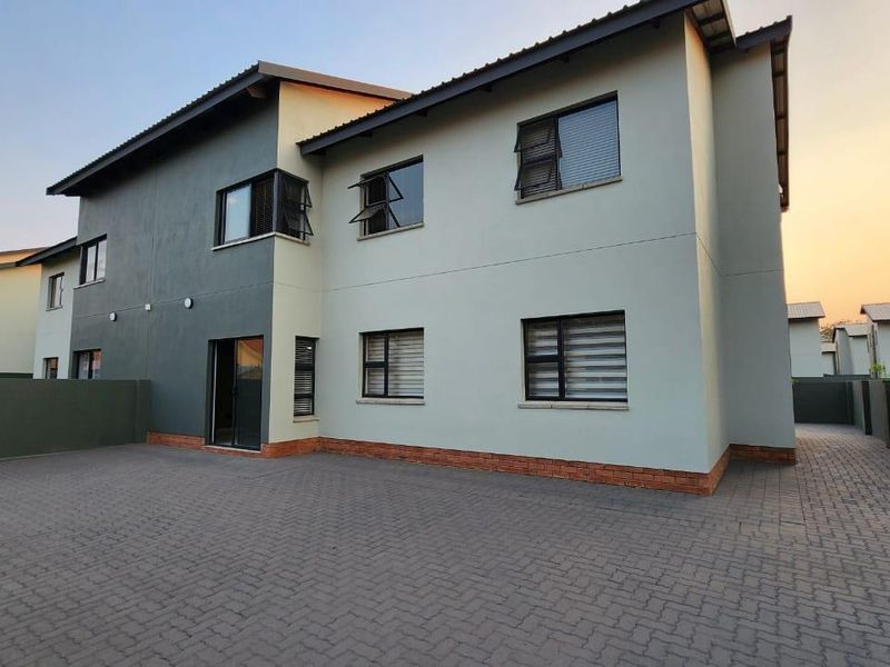 Catch it if you can ! – Stunning 3-Bedroom Townhouse to rent in Waterval East, Rustenburg - Photo 3