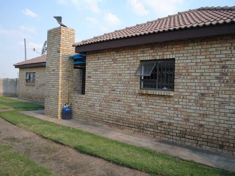 Secure Modern Contemporary Townhouse low levies. - Photo 2