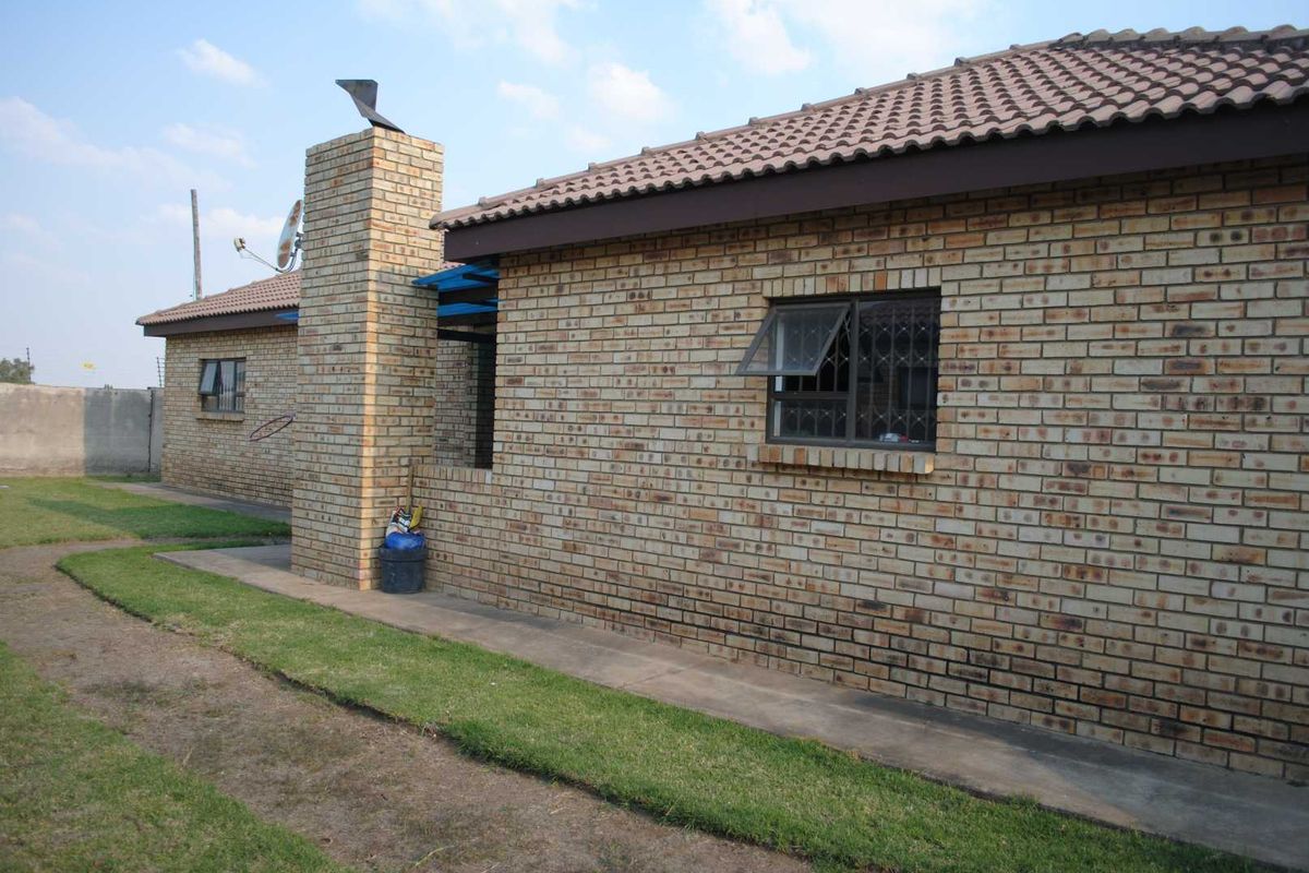 Secure Modern Contemporary Townhouse low levies. - Photo 2