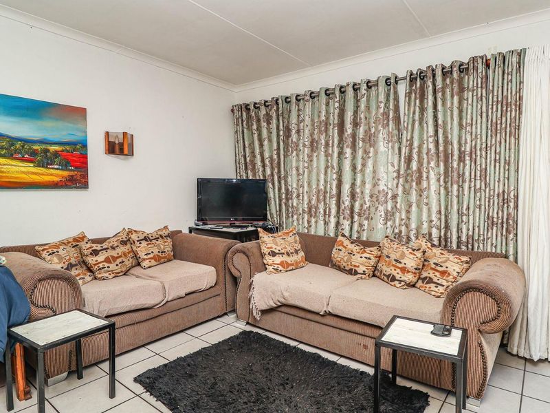 Charming Riverside Retreat with Versatile Living Options - Photo 8