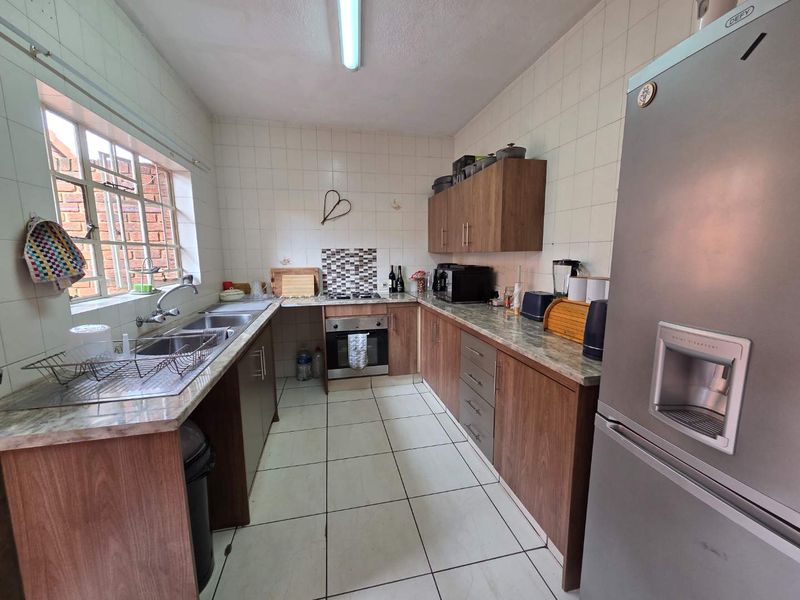 Spacious Duplex Available in Westwood Place - Photo 6
