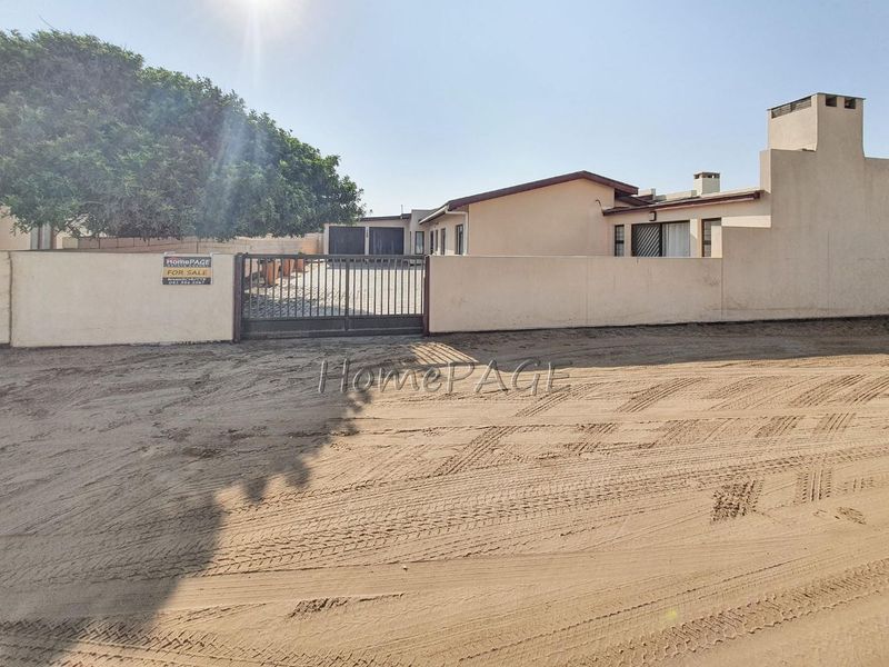 Ext 3 (North Dune), Henties Bay:  4 Bedr Home in POPULAR Oester Street is for Sale - Photo 2