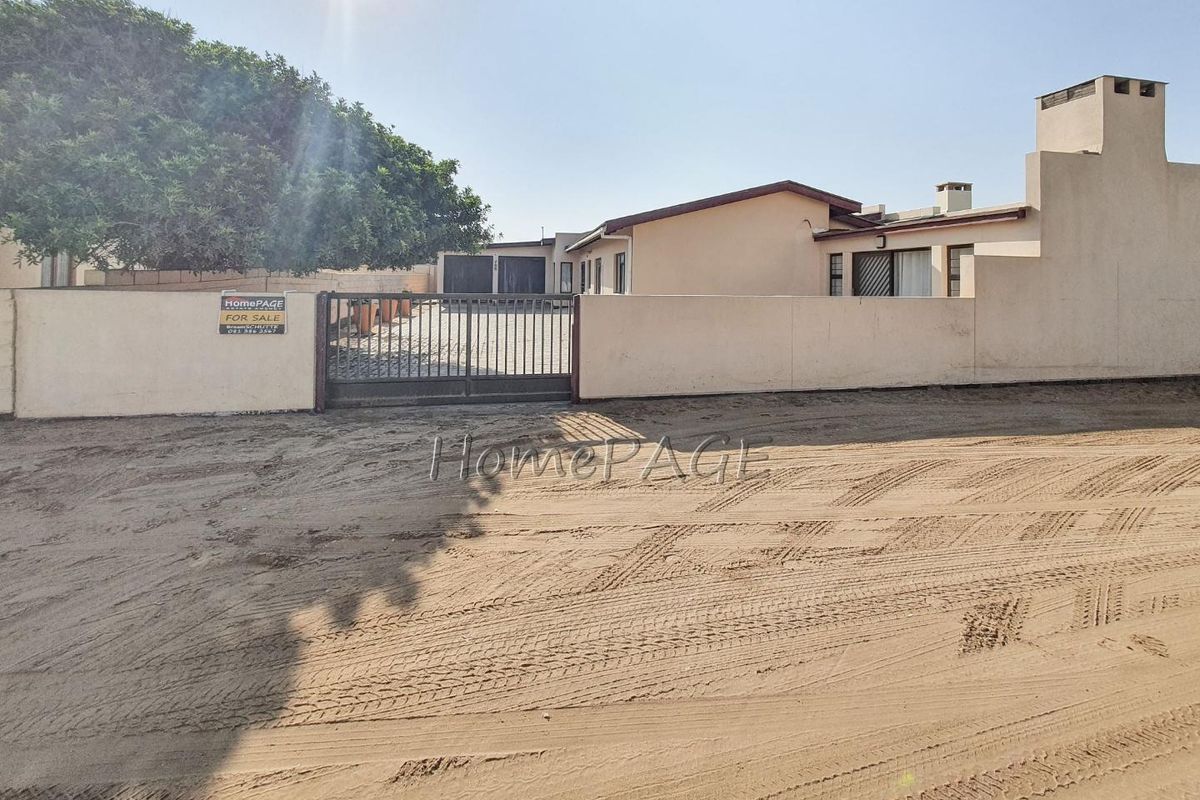 Ext 3 (North Dune), Henties Bay:  4 Bedr Home in POPULAR Oester Street is for Sale - Photo 2