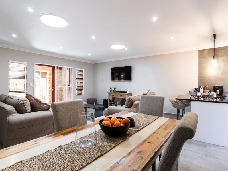 Stylish, Newly Renovated 3 Bedroom Townhouse in Bartlett - Photo 3