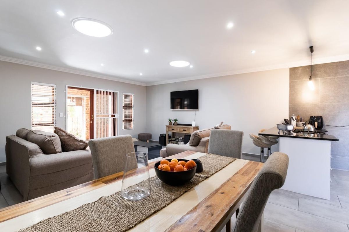 Stylish, Newly Renovated 3 Bedroom Townhouse in Bartlett - Photo 3