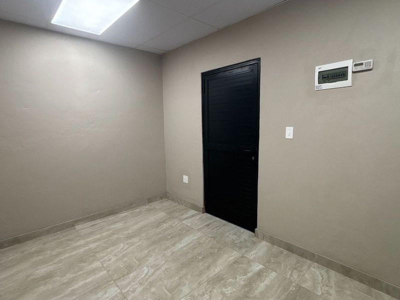 80 sqm Commercial Shop to Rent in Hilton Central - Photo 8
