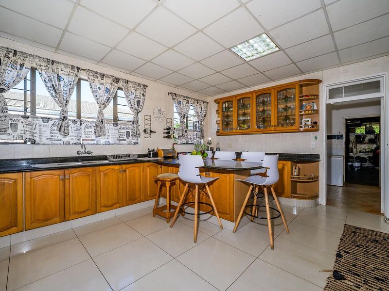Elegant family Home with a spacious poolside Entertainment and a Private Granny Cottage - Photo 3