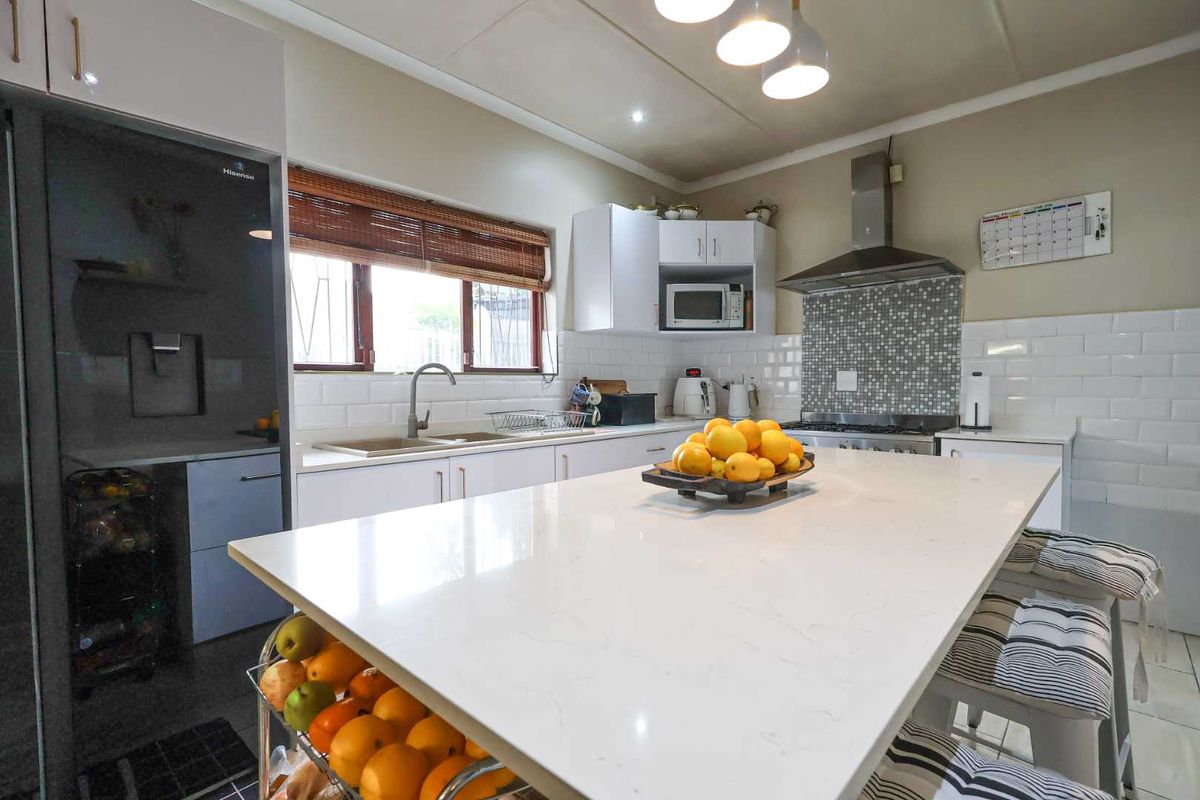 FAMILY HOME WITH INCOME-GENERATING GRANNY FLAT IN PRIME MALVERN LOCATION! - Photo 2