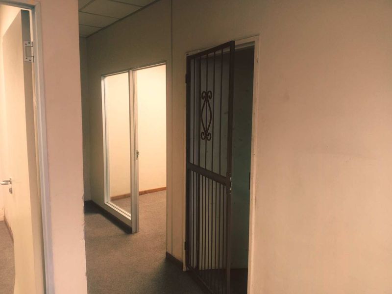 Prime 1,000 m2 Commercial Office Space To Let | Boksburg | Exceptional Business Address  Introduce your business to a prestigious, well-positioned - Photo 10