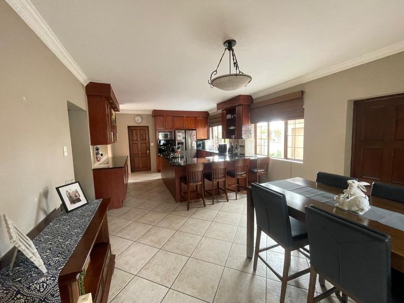 BEAUTIFUL FAMILY HOME FOR SALE IN HIGHLY SOUGHT-AFTER AERO RAND!! - Photo 7