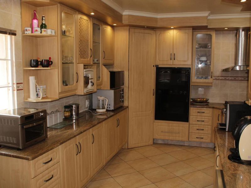 Large Property + 2 Flatlets! + SOLAR! - Photo 6