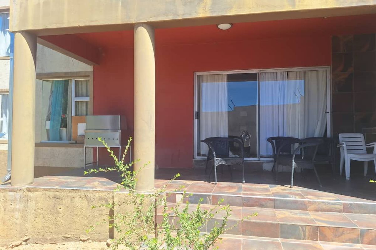 "Dream Big: Spacious 5-Bed Home in Hockland Park!" - Photo 5